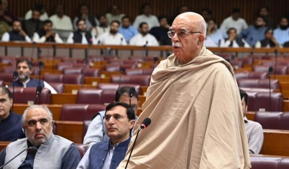 تحریک انصاف کے اراکین اُٹھ جائیں تو یہ کورم پورا نہیں ہوسکتا،محمود خان اچکزئی