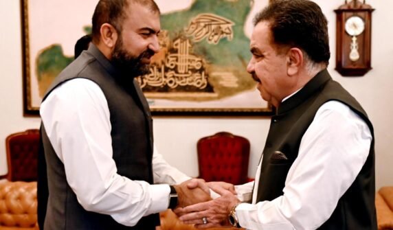 گورنر بلوچستان شیخ جعفر خان مندوخیل سے وزیر اعلیٰ بلوچستان میر سرفراز بگٹی کی ملاقات دونوں رہنماؤں نے ایک دوسرے کو عیدالاضحیٰ کی مبارکباد دی