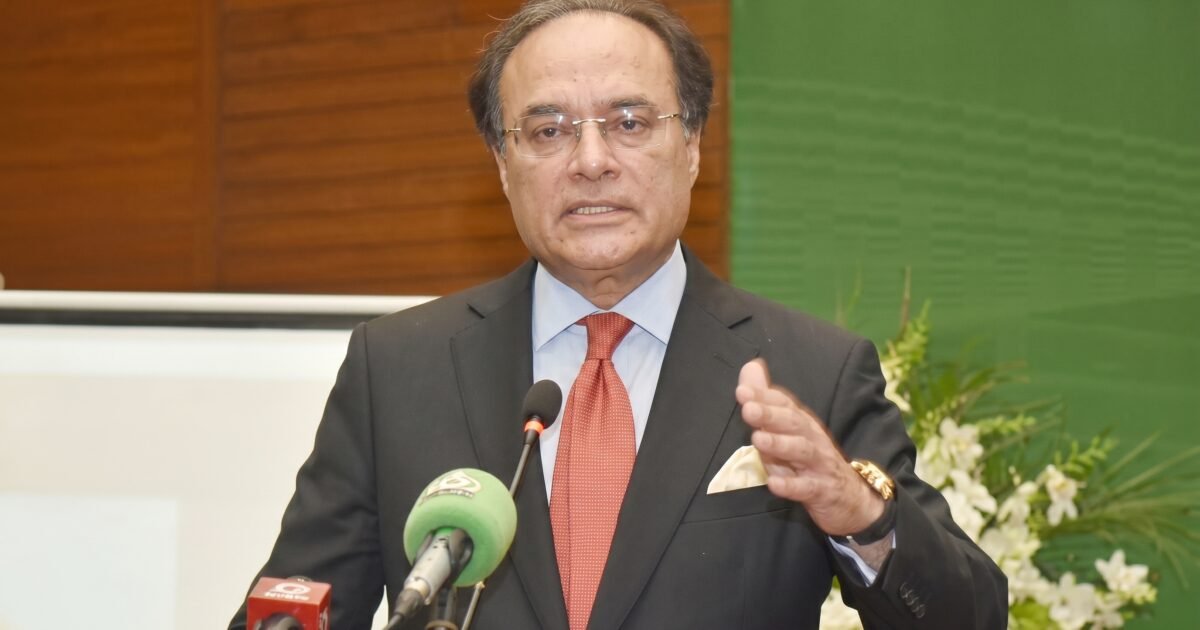 معاشی استحکام اور پائیدار ترقی کیلئے کیپٹل مارکیٹ کا مضبوط ہونا ناگزیر ہے، محمد اورنگزیب اسلام آباد( قومی خبر )وفاقی وزیر خزانہ سینیٹر محمد اورنگزیب نے کہا ہے کہ معاشی استحکام اور پائیدار ترقی کیلئے کیپٹل مارکیٹ کا مضبوط ہونا ناگزیر ہے، جبکہ نجی شعبے کی شمولیت ملکی ترقی میں کلیدی کردار ادا کرے گی۔ اسلام آباد میں کیپٹل مارکیٹ ڈویلپمنٹ فنڈ کی تقریب سے خطاب کرتے ہوئے محمد اورنگزیب نے کہا کہ حکومت کا بنیادی فوکس کرنٹ اکانٹ کے استحکام پر ہے اور مالیاتی نظم و ضبط کو ہر صورت یقینی بنایا جائے گا۔ حکومت عالمی مالیاتی اداروں کے ساتھ تعاون کو مزید فروغ دے کر مالیاتی نظام کو مستحکم بنانا چاہتی ہے، توانائی کے شعبے میں بھی اصلاحات جاری ہیں اور سولر، ونڈ اور ہائیڈرو پاور کے ذریعے توانائی کے حصول پر خصوصی توجہ دی جا رہی ہے۔ محمد اورنگزیب نے اس عزم کا اعادہ کیا کہ حکومت مالی نظم و ضبط، اقتصادی استحکام اور نجی شعبے کے فروغ کو اپنی اولین ترجیحات میں شامل رکھے گی۔ انہوں نے خطے کی صورتحال پر تشویش کا اظہار کرتے ہوئے کہا کہ دعا ہے کہ امریکا اور ایران کے درمیان جاری تنازع جلد ختم ہو تاکہ عالمی معیشت پر منفی اثرات کم کیے جا سکیں۔ محمد اورنگزیب نے کہا کہ پاکستان کی قیادت خطے میں کشیدگی کے خاتمے کیلئے فعال کردار ادا کر رہی ہے، تاہم موجودہ صورتحال کے پیش نظر محتاط اور متوازن حکمت عملی اختیار کرنا ناگزیر ہے۔ انہوں نے کہا کہ حکومت کی توجہ کرنٹ اکانٹ اور مالی خسارے کو کنٹرول کرنے پر مرکوز ہے جبکہ معاشی اشاریوں میں بتدریج بہتری آ رہی ہے، مشکل حالات کے باوجود ملکی معیشت درست سمت میں آگے بڑھ رہی ہے۔ وزیر خزانہ نے زور دیا کہ معاشی ترقی کیلئے کیپٹل مارکیٹ کا کردار نہایت اہم ہے اور چیلنجز کے باوجود پاکستان سٹاک مارکیٹ نے استحکام کا مظاہرہ کیا ہے، علاقائی کشیدگی پاکستان کیلئے ایک اہم سبق ہے کہ معیشت کو بیرونی جھٹکوں سے محفوظ بنایا جائے۔ انہوں نے کہا کہ توانائی کے متبادل ذرائع کی جانب فوری منتقلی وقت کی ضرورت ہے اور اپنی ضروریات کیلئے خود انحصاری ناگزیر ہو چکی ہے، کمرشل فیصلے آزادانہ اور قومی مفاد کے مطابق کیے جانے چاہئیں۔ محمد اورنگزیب کا کہنا تھا کہ ملکی وسائل سے سرمایہ اکٹھا کرنے پر خصوصی توجہ دی جا رہی ہے اور خود انحصاری ہی معاشی استحکام کا اصل راستہ ہے،سٹاک اور کیپٹل مارکیٹ خود انحصاری کے حصول میں کلیدی کردار ادا کر سکتی ہے۔ وفاقی وزیر خزانہ نے مزید کہا کہ ملکی ترقی کیلئے مقامی سرمایہ کاری کو فروغ دینا ہوگا اور سرمایہ کاروں کو اپنے ہی ملک میں سرمایہ لگانے کی ترغیب دینا ضروری ہے، قومی معیشت کے استحکام کیلئے داخلی وسائل پر انحصار بڑھانا وقت کی اہم ضرورت ہے۔