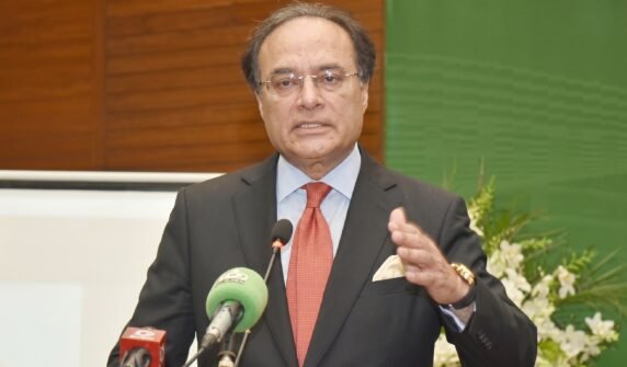 معاشی استحکام اور پائیدار ترقی کیلئے کیپٹل مارکیٹ کا مضبوط ہونا ناگزیر ہے، محمد اورنگزیب اسلام آباد( قومی خبر )وفاقی وزیر خزانہ سینیٹر محمد اورنگزیب نے کہا ہے کہ معاشی استحکام اور پائیدار ترقی کیلئے کیپٹل مارکیٹ کا مضبوط ہونا ناگزیر ہے، جبکہ نجی شعبے کی شمولیت ملکی ترقی میں کلیدی کردار ادا کرے گی۔ اسلام آباد میں کیپٹل مارکیٹ ڈویلپمنٹ فنڈ کی تقریب سے خطاب کرتے ہوئے محمد اورنگزیب نے کہا کہ حکومت کا بنیادی فوکس کرنٹ اکانٹ کے استحکام پر ہے اور مالیاتی نظم و ضبط کو ہر صورت یقینی بنایا جائے گا۔ حکومت عالمی مالیاتی اداروں کے ساتھ تعاون کو مزید فروغ دے کر مالیاتی نظام کو مستحکم بنانا چاہتی ہے، توانائی کے شعبے میں بھی اصلاحات جاری ہیں اور سولر، ونڈ اور ہائیڈرو پاور کے ذریعے توانائی کے حصول پر خصوصی توجہ دی جا رہی ہے۔ محمد اورنگزیب نے اس عزم کا اعادہ کیا کہ حکومت مالی نظم و ضبط، اقتصادی استحکام اور نجی شعبے کے فروغ کو اپنی اولین ترجیحات میں شامل رکھے گی۔ انہوں نے خطے کی صورتحال پر تشویش کا اظہار کرتے ہوئے کہا کہ دعا ہے کہ امریکا اور ایران کے درمیان جاری تنازع جلد ختم ہو تاکہ عالمی معیشت پر منفی اثرات کم کیے جا سکیں۔ محمد اورنگزیب نے کہا کہ پاکستان کی قیادت خطے میں کشیدگی کے خاتمے کیلئے فعال کردار ادا کر رہی ہے، تاہم موجودہ صورتحال کے پیش نظر محتاط اور متوازن حکمت عملی اختیار کرنا ناگزیر ہے۔ انہوں نے کہا کہ حکومت کی توجہ کرنٹ اکانٹ اور مالی خسارے کو کنٹرول کرنے پر مرکوز ہے جبکہ معاشی اشاریوں میں بتدریج بہتری آ رہی ہے، مشکل حالات کے باوجود ملکی معیشت درست سمت میں آگے بڑھ رہی ہے۔ وزیر خزانہ نے زور دیا کہ معاشی ترقی کیلئے کیپٹل مارکیٹ کا کردار نہایت اہم ہے اور چیلنجز کے باوجود پاکستان سٹاک مارکیٹ نے استحکام کا مظاہرہ کیا ہے، علاقائی کشیدگی پاکستان کیلئے ایک اہم سبق ہے کہ معیشت کو بیرونی جھٹکوں سے محفوظ بنایا جائے۔ انہوں نے کہا کہ توانائی کے متبادل ذرائع کی جانب فوری منتقلی وقت کی ضرورت ہے اور اپنی ضروریات کیلئے خود انحصاری ناگزیر ہو چکی ہے، کمرشل فیصلے آزادانہ اور قومی مفاد کے مطابق کیے جانے چاہئیں۔ محمد اورنگزیب کا کہنا تھا کہ ملکی وسائل سے سرمایہ اکٹھا کرنے پر خصوصی توجہ دی جا رہی ہے اور خود انحصاری ہی معاشی استحکام کا اصل راستہ ہے،سٹاک اور کیپٹل مارکیٹ خود انحصاری کے حصول میں کلیدی کردار ادا کر سکتی ہے۔ وفاقی وزیر خزانہ نے مزید کہا کہ ملکی ترقی کیلئے مقامی سرمایہ کاری کو فروغ دینا ہوگا اور سرمایہ کاروں کو اپنے ہی ملک میں سرمایہ لگانے کی ترغیب دینا ضروری ہے، قومی معیشت کے استحکام کیلئے داخلی وسائل پر انحصار بڑھانا وقت کی اہم ضرورت ہے۔