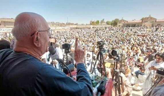 پشتون تاجر اپنا سامان بلوچوں کے راستے لانے اور انہیں کرایہ دینے سے گریز کریں: محمود خان اچکزئی