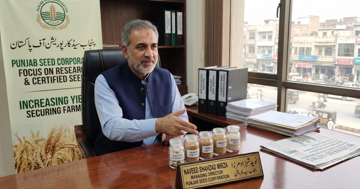ریسرچ اور بیج ٹیکنالوجی پر بھرپور توجہ مرکوز کی گئی ہے ' نوید شہزاد مرزا لاہور( بزنس نیوز) پنجاب سیڈ کارپوریشن کے مینیجنگ ڈائریکٹر نوید شہزاد مرزا نے کہا ہے کہ موسمیاتی تبدیلی ایک بڑا چیلنج ہے ،ریسرچ اور بیج ٹیکنالوجی پر بھرپور توجہ مرکوز کی گئی ہے جس کے تحت ریسرچ بیسڈ جوائنٹ وینچرز اور نئی اقسام کے تصدیق شدہ بیج متعارف کرانے پر کام جاری ہے،مختلف زرعی تحقیقی اداروں کے مشاہدات اور تجربات سے بھی استفادہ کیا جارہا ہے ۔ اپنے بیان میں انہوںنے کہا کہ معیاری اور تصدیق شدہ بیج زرعی پیداوار میں 20 سے 30 فیصد تک اضافہ کر سکتے ہیں۔ ہمسایہ ملک چین کی ہائبرڈ بیج ٹیکنالوجی اور جدید ریسرچ ماڈلز کا تفصیل سے جائزہ لینے کی ضرورت ہے جس کے بعد مقامی سطح پر مشترکہ تحقیقی منصوبے شروع کئے جا سکتے ہیں۔ انہوںنے کسانوںسے اپیل کہ وہ صرف تصدیق شدہ بیج استعمال کریں ،پنجاب سیڈ کارپوریشن کے تصدیق شدہ بیج بہتر پیداوار دے رہے ہیں،غیر معیاری بیج کسان کی محنت اور سرمایہ دونوں کو متاثر کرتا ہے۔ انہوںنے کہا کہ موسمی تبدیلیوں کے باعث روایتی بیج اب پہلے جیسی پیداوار نہیں دے رہے اس لیے کسانوں کو چاہیے کہ وہ تحقیق شدہ اور تصدیق شدہ بیج استعمال کریں تاکہ فصل کے نقصانات کم ہوں۔ معیاری بیج کے مربوط انداز میں استعمال سے پاکستان کی فی ایکڑ پیداوار میں نمایاں اضافہ ممکن ہے۔