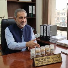 ریسرچ اور بیج ٹیکنالوجی پر بھرپور توجہ مرکوز کی گئی ہے ' نوید شہزاد مرزا لاہور( بزنس نیوز) پنجاب سیڈ کارپوریشن کے مینیجنگ ڈائریکٹر نوید شہزاد مرزا نے کہا ہے کہ موسمیاتی تبدیلی ایک بڑا چیلنج ہے ،ریسرچ اور بیج ٹیکنالوجی پر بھرپور توجہ مرکوز کی گئی ہے جس کے تحت ریسرچ بیسڈ جوائنٹ وینچرز اور نئی اقسام کے تصدیق شدہ بیج متعارف کرانے پر کام جاری ہے،مختلف زرعی تحقیقی اداروں کے مشاہدات اور تجربات سے بھی استفادہ کیا جارہا ہے ۔ اپنے بیان میں انہوںنے کہا کہ معیاری اور تصدیق شدہ بیج زرعی پیداوار میں 20 سے 30 فیصد تک اضافہ کر سکتے ہیں۔ ہمسایہ ملک چین کی ہائبرڈ بیج ٹیکنالوجی اور جدید ریسرچ ماڈلز کا تفصیل سے جائزہ لینے کی ضرورت ہے جس کے بعد مقامی سطح پر مشترکہ تحقیقی منصوبے شروع کئے جا سکتے ہیں۔ انہوںنے کسانوںسے اپیل کہ وہ صرف تصدیق شدہ بیج استعمال کریں ،پنجاب سیڈ کارپوریشن کے تصدیق شدہ بیج بہتر پیداوار دے رہے ہیں،غیر معیاری بیج کسان کی محنت اور سرمایہ دونوں کو متاثر کرتا ہے۔ انہوںنے کہا کہ موسمی تبدیلیوں کے باعث روایتی بیج اب پہلے جیسی پیداوار نہیں دے رہے اس لیے کسانوں کو چاہیے کہ وہ تحقیق شدہ اور تصدیق شدہ بیج استعمال کریں تاکہ فصل کے نقصانات کم ہوں۔ معیاری بیج کے مربوط انداز میں استعمال سے پاکستان کی فی ایکڑ پیداوار میں نمایاں اضافہ ممکن ہے۔