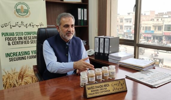 ریسرچ اور بیج ٹیکنالوجی پر بھرپور توجہ مرکوز کی گئی ہے ' نوید شہزاد مرزا لاہور( بزنس نیوز) پنجاب سیڈ کارپوریشن کے مینیجنگ ڈائریکٹر نوید شہزاد مرزا نے کہا ہے کہ موسمیاتی تبدیلی ایک بڑا چیلنج ہے ،ریسرچ اور بیج ٹیکنالوجی پر بھرپور توجہ مرکوز کی گئی ہے جس کے تحت ریسرچ بیسڈ جوائنٹ وینچرز اور نئی اقسام کے تصدیق شدہ بیج متعارف کرانے پر کام جاری ہے،مختلف زرعی تحقیقی اداروں کے مشاہدات اور تجربات سے بھی استفادہ کیا جارہا ہے ۔ اپنے بیان میں انہوںنے کہا کہ معیاری اور تصدیق شدہ بیج زرعی پیداوار میں 20 سے 30 فیصد تک اضافہ کر سکتے ہیں۔ ہمسایہ ملک چین کی ہائبرڈ بیج ٹیکنالوجی اور جدید ریسرچ ماڈلز کا تفصیل سے جائزہ لینے کی ضرورت ہے جس کے بعد مقامی سطح پر مشترکہ تحقیقی منصوبے شروع کئے جا سکتے ہیں۔ انہوںنے کسانوںسے اپیل کہ وہ صرف تصدیق شدہ بیج استعمال کریں ،پنجاب سیڈ کارپوریشن کے تصدیق شدہ بیج بہتر پیداوار دے رہے ہیں،غیر معیاری بیج کسان کی محنت اور سرمایہ دونوں کو متاثر کرتا ہے۔ انہوںنے کہا کہ موسمی تبدیلیوں کے باعث روایتی بیج اب پہلے جیسی پیداوار نہیں دے رہے اس لیے کسانوں کو چاہیے کہ وہ تحقیق شدہ اور تصدیق شدہ بیج استعمال کریں تاکہ فصل کے نقصانات کم ہوں۔ معیاری بیج کے مربوط انداز میں استعمال سے پاکستان کی فی ایکڑ پیداوار میں نمایاں اضافہ ممکن ہے۔