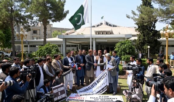 چا ہ بہار فری زون آرگنائزیشن کے وفدکا گوادر چیمبر آف کامرس کا دورہ کوئٹہ(سٹاف رپورٹر )چا ہ بہار فری زون آرگنائزیشن کا ایک اعلی سطحی ایرانی وفد چیئرمین بورڈ و منیجنگ ڈائریکٹر چا ہ بہار فری زون آرگنائزیشن محمد سعید اربابی کی قیادت میں نے گوادر چیمبر آف کامرس اینڈ انڈسٹری کا دورہ کیا۔ ایرانی وفد میں مجیب حسنی، میثم کیخواہ آریا، محمد شریفی پیرجل، شکری بلوچ، یوسف باوار، علی رضا چشم جہان، داد رحیم پارسا، کاوہ، امیر خان نژاد، یحیی میر بلوچ، مختار دلوشی، انور رحمت پور، عبدالشکور دانشمند شامل ہیں۔ گوادر چیمبر آف کامرس کے صدر جہند ہوت اورگوادر کرکٹ اکیڈمی کے بانی صدر حاجی حنیف حسین سمیت دیگر افراد نے ایرانی وفدکا پرتپاک استقبال کیا۔ اس موقع پرگوادر کرکٹ اکیڈمی کے بانی صدر حنیف حسین نے چاہ بہار فری زون آرگنائزیشن کے چیئرمین بورڈ و منیجنگ ڈائریکٹر محمد سعید اربابی کو یاد گاری شیلڈ بھی پیش کی۔ گوادر چیمبر آف کامرس اینڈ انڈسٹری گوادر اور مکران ڈویژن میں کاروباری سرگرمیوں، سرمایہ کاری اور مقامی تاجروں کے مفادات کے تحفظ کا اہم ادارہ ہے جوسی پیک کے تحت گوادر پورٹ اور فری زون میں ترقی، پاک ایران سرحدی تجارت اور چاہ بہار جیسے ہمسایہ بندرگاہوں سے تعلقات کے فروغ کیلئے متحرک ہے۔ گوادر کرکٹ اکیڈمی کے چیئرمین حاجی عبد الحمید رشید اور بانی صدر حاجی حنیف حسین اور دیگر ممبران نے ایرانی وفد کے تاریخی اور اہم دورے کو پاکستان اور ایران کے درمیان دوستی، بھائی چارے، امن، تجارت اور ثقافتی روابط کے فروغ کی جانب ایک مثبت قدم قرار دیا ہے۔ چا ہ بہار فری زون آرگنائزیشن کے وفد کا مقصد دونوں بندرگاہوں کے درمیان تجارتی تعاون کو بڑھانا ہے۔گوادر کرکٹ اکیڈمی کے بانی صدر حاجی حنیف حسین نے کہا ہے کہ ایران اور پاکستان کے عوام صدیوں پر محیط مذہبی، ثقافتی اور سماجی رشتوں میں جڑے ہوئے ہیں، ہم سمجھتے ہیں کہ کرکٹ اور فٹ بال سمیت دیگر کھیل نوجوانوں کو قریب لانے اور قوموں کے درمیان محبت و ہم آہنگی پیدا کرنے کا بہترین ذریعہ ہیں۔ گوادر کرکٹ اکیڈمی اس امید کا اظہار کرتی ہے کہ مستقبل میں پاکستان اور ایران کے نوجوانوں کے درمیان دوستانہ کرکٹ میچ، سپورٹس سرگرمیوں اور ثقافتی تبادلوں کے ذریعے امن، بھائی چارے اور باہمی احترام کو مزید فروغ حاصل ہوگا۔ ہم دعاگو ہیں کہ یہ دورہ دونوں برادر ممالک کے درمیان اقتصادی، سماجی، تجارتی اور کھیلوں کے شعبوں میں نئے مواقع پیدا کرتے ہوئے خطے کی ترقی، استحکام اور خوشحالی کا باعث بنے گا