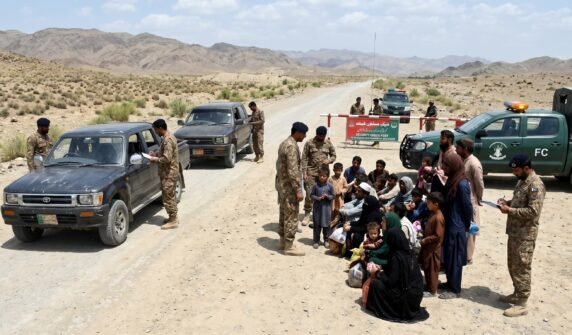 واشک،سیکیورٹی فورسز کی بڑی کارروائی، انسانی اسمگلنگ کی کوشش ناکام، 26 افغان شہری گرفتار