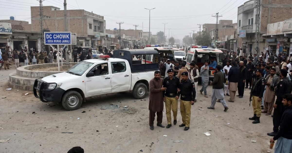 ڈیرہ مراد جمالی، ڈی سی چوک کے قریب پولیس گاڑی پر بم حملہ، 3 اہلکاروں سمیت 6 افراد زخمی