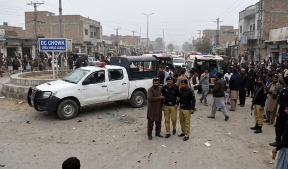 ڈیرہ مراد جمالی، ڈی سی چوک کے قریب پولیس گاڑی پر بم حملہ، 3 اہلکاروں سمیت 6 افراد زخمی