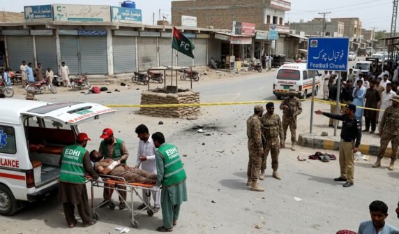 تربت: فٹبال چوک پر سیکیورٹی چوکی پر نامعلوم افراد کا دستی بم حملہ، دھماکے کے نتیجے میں دو راہگیر شدید زخمی