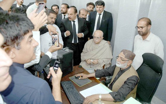 ملک کو خانہ جنگی کی طرف دھکیلنے کی کوششیں خطرناک ہیں، محمود خان اچکزئی