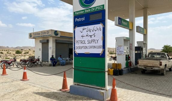 بلوچستان میں پیٹرول کی قیمت 500 روپے فی لیٹر تک پہنچ گئی، سپلائی متاثر ہونے سے متعدد فلنگ اسٹیشنز بند