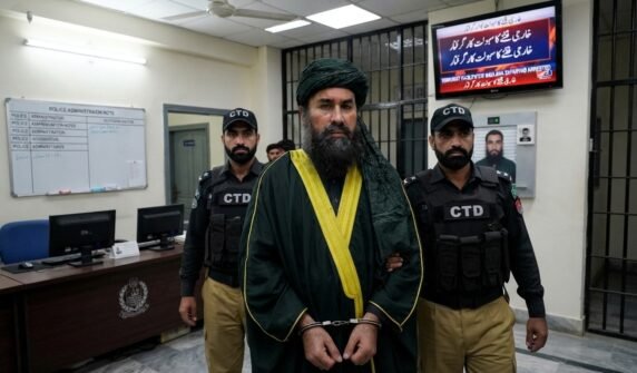 فتنہ الخوارج کا سہولت کار خود ساختہ مولوی ظفریاب گرفتار