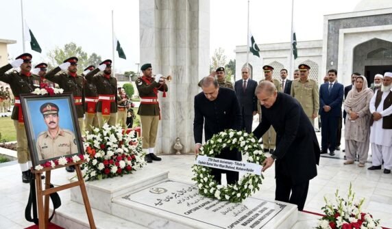 صدر اور وزیر اعظم کا کیپٹن کرنل شیر خان شہید کی 27 ویں برسی پر خراج عقیدت